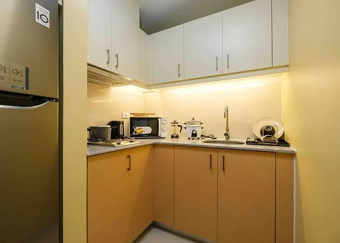 1 Bedroom With Balcony In Uptown Bgc *