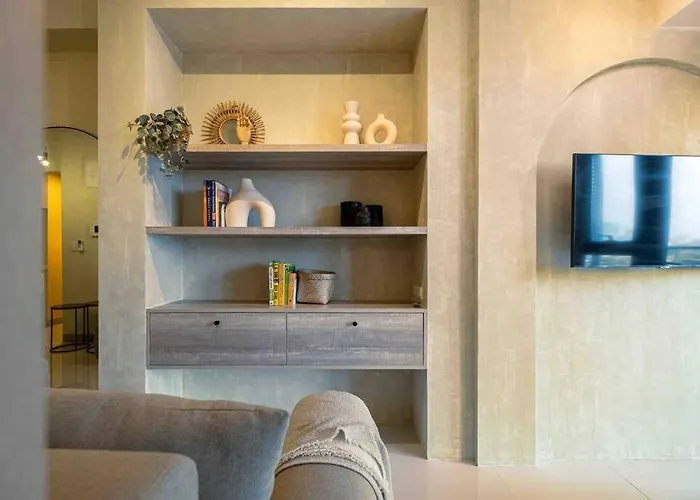 1 Bedroom With Balcony In Uptown Bgc Apartment *
