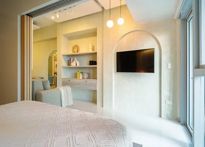 1 Bedroom With Balcony In Uptown Bgc Apartment *