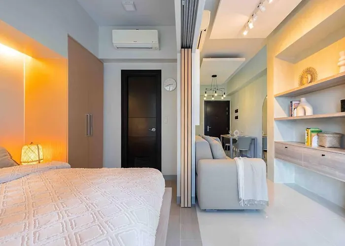 1 Bedroom With Balcony In Uptown Bgc *